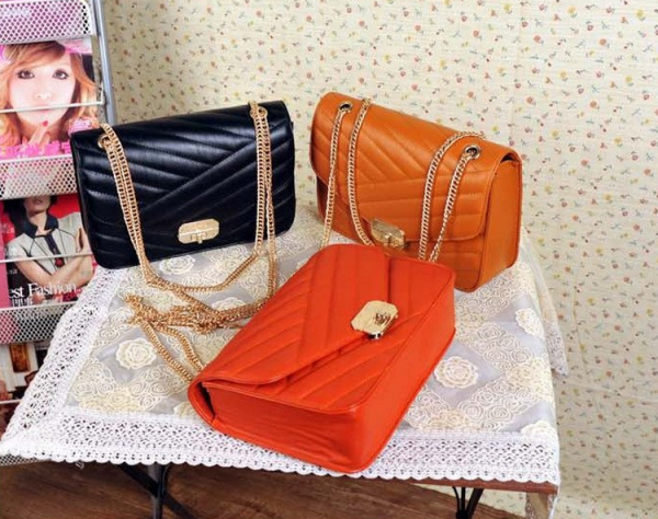 Bolsa couro sintético Matelassê com corrente